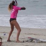 Surfbabe doet opwarmingsdansje