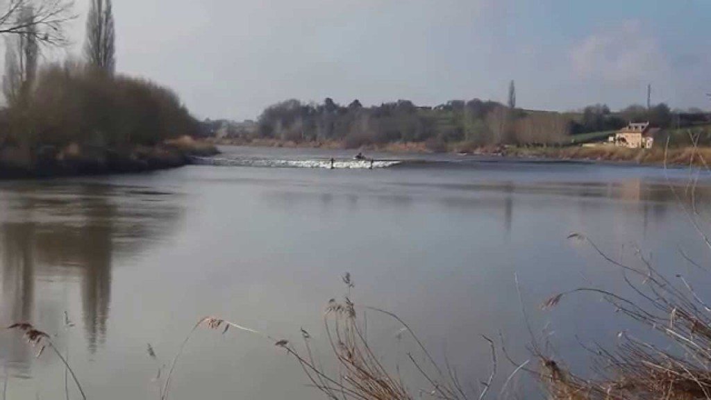 Surfen op een rivier