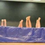 Synchroon zwemmen op een talentenschow