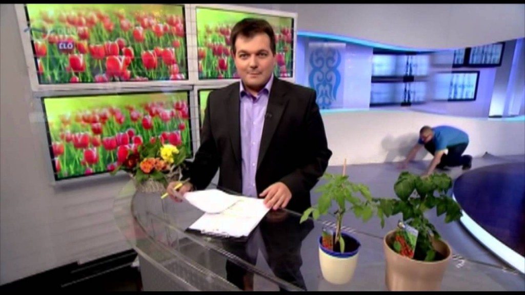 Technicus gaat plat op de buik