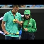 Tennisser ondersteunt ballenmeisje