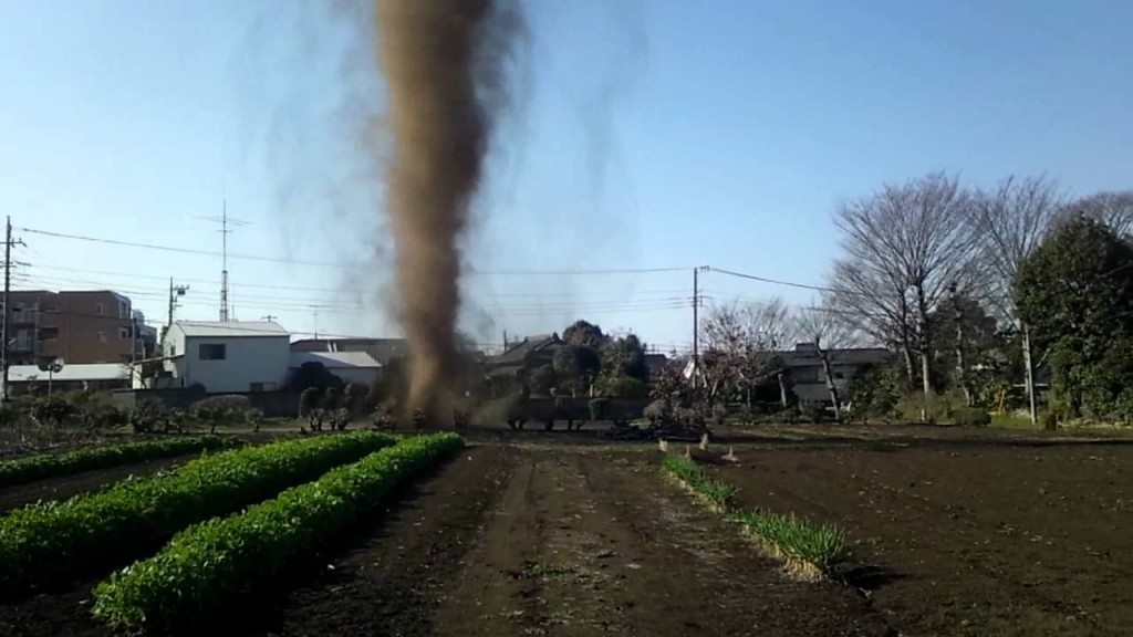 Tornado van zand en stof