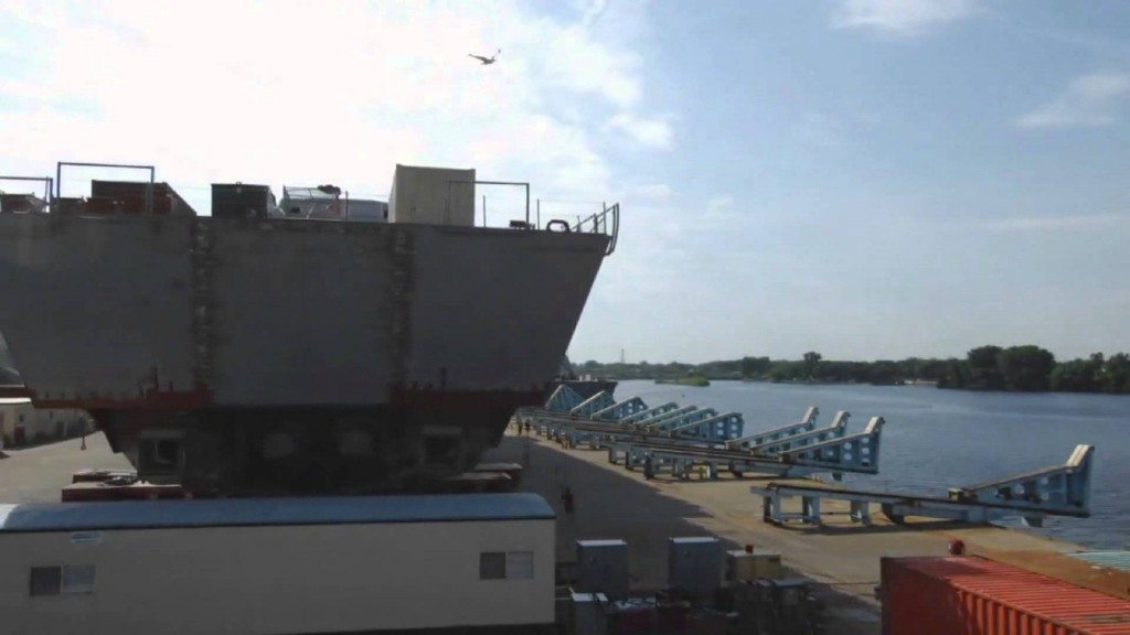 USS Detroit wordt te water gelaten