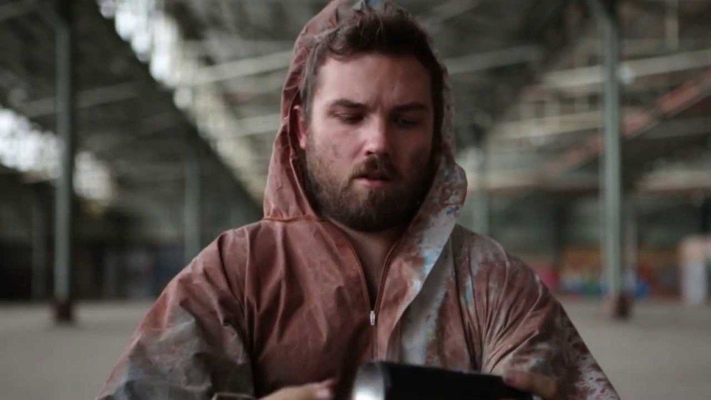 Verlaten magazijn wordt kleurrijke zaal