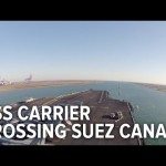 Vliegdekschip in het Suez-kanaal