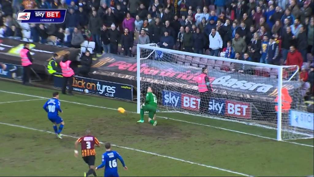 Voetballer mist en neemt dan wijze beslissing