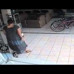 Vrouw steelt televisie onder haar rok