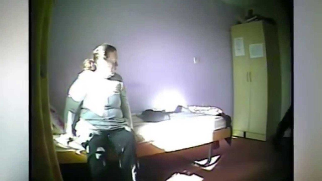 Vrouw wordt door verplegers mishandeld