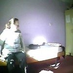 Vrouw wordt door verplegers mishandeld