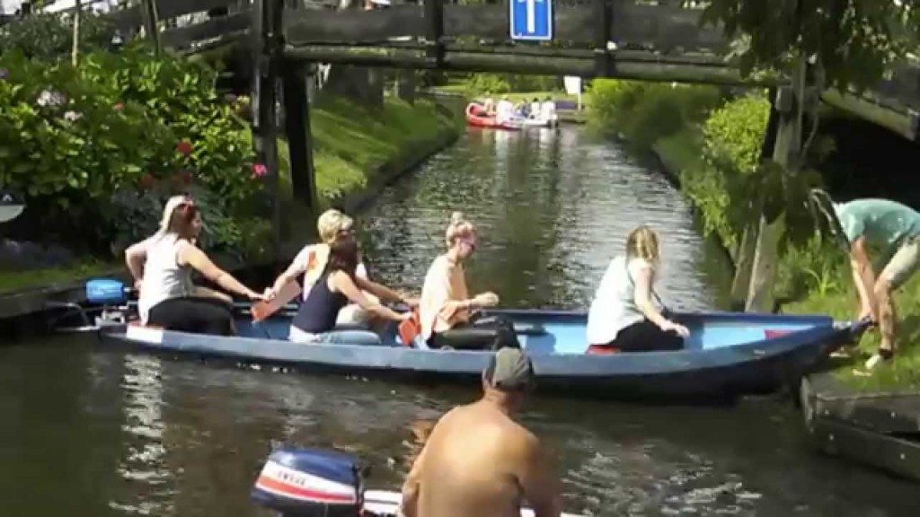 Vrouwen krijgen boot niet onder controle