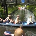 Vrouwen krijgen boot niet onder controle