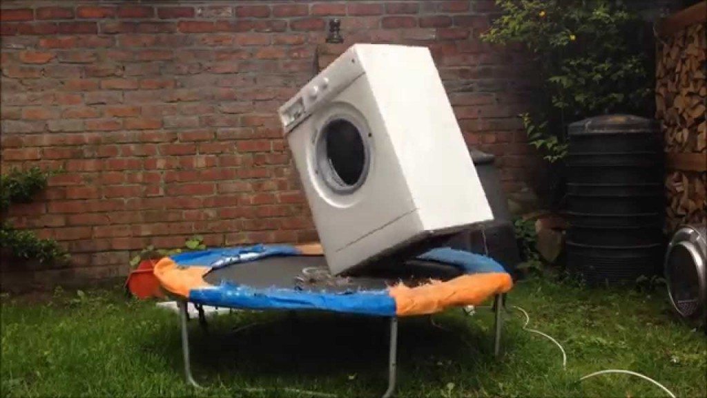 Wasmachine met baksteen op trampoline