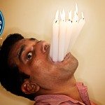 Wereldrecord brandende kaarsen in de mond