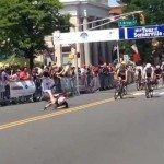 Wielrenner valt over de finishlijn