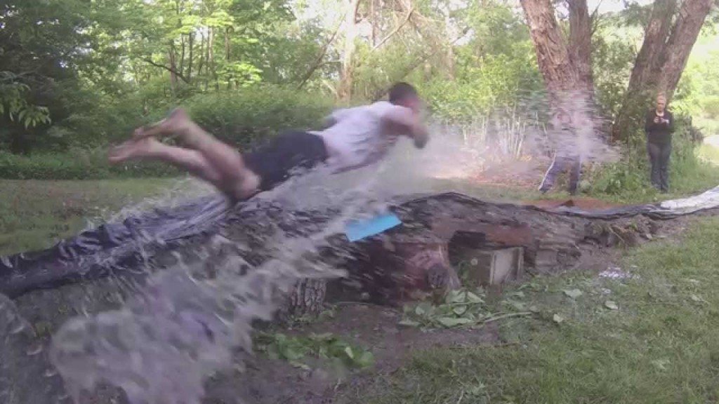 Zelfgemaakte waterglijbaan