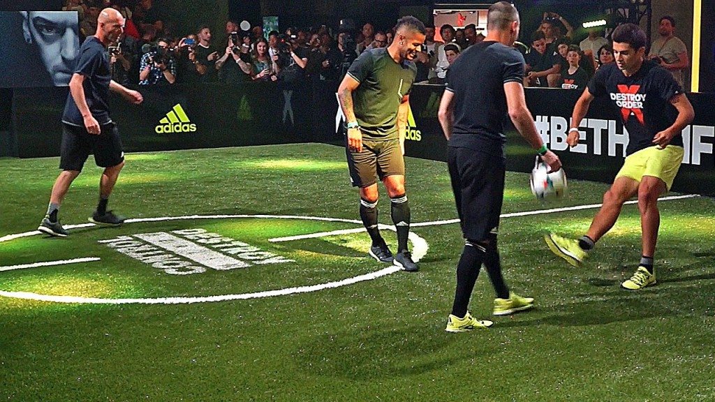 Zinedine Zidane & zoon spelen freestyle voetbal