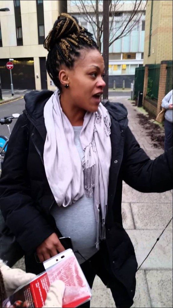 Zwangere vrouw geeft haar mening