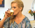 Lucille Werner klokt biertje in 1 keer weg