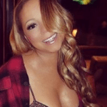 Mariah Carey topless onder de kerstboom