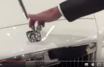 Het embleem van een Rolls Royce stelen
