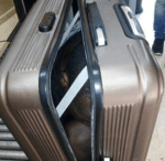 Migrant in reiskoffer ontdekt bij Douane