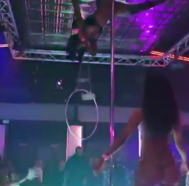 Danseres doet dabben na epische paaldansact