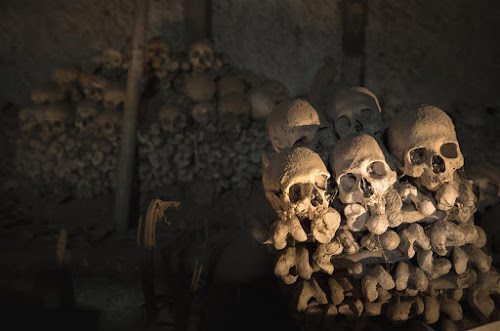 Ontzielde lichamen in catacomben van Parijs