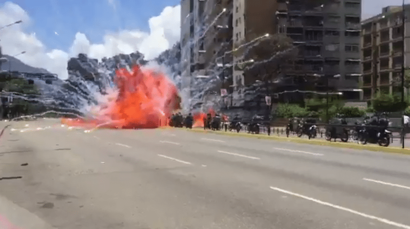 Bomexplosie gemotoriseerde politiekonvooi Venezuela