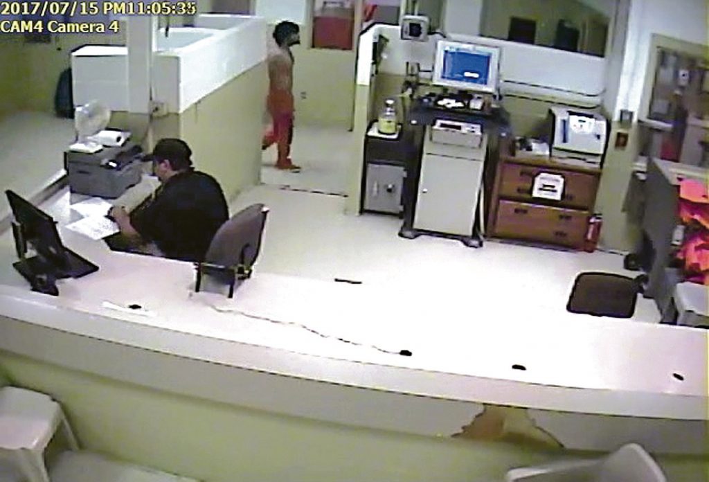 Video: Seriemoordenaar valt cipiers aan in gevangenis