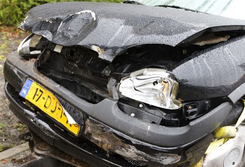 Tiener rijdt sportwagen van vader aan gort