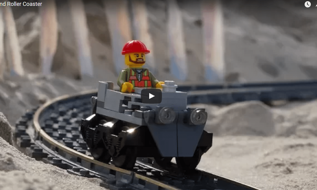 Legotrein in het zand