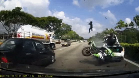 Video: Horrorcrash met motor op snelweg