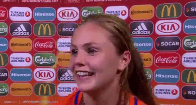 Champagnedouche voor Lieke Martens na winst EK finale