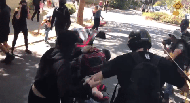 Antifa gebruikt opnieuw extreem geweld bij Berkeley