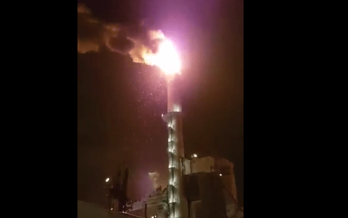 Video: Vlam in de pijp bij raffinaderij in Botlek