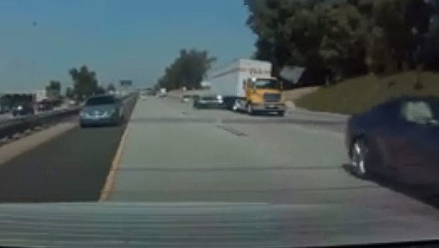 Levensgevaarlijke inhaalactie beukt auto onder truck