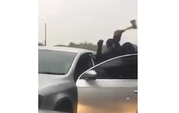 Video: Dashcam filmt overval gemaskerde mannen met bijl