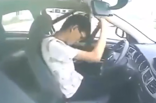 Man faalt met autogordel tijdens rijexamen