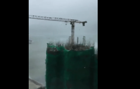 Hijskraan dolgedraaid door tyfoon Hato