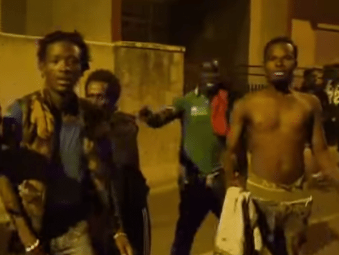 Migranten passeren de grens van Ceuta