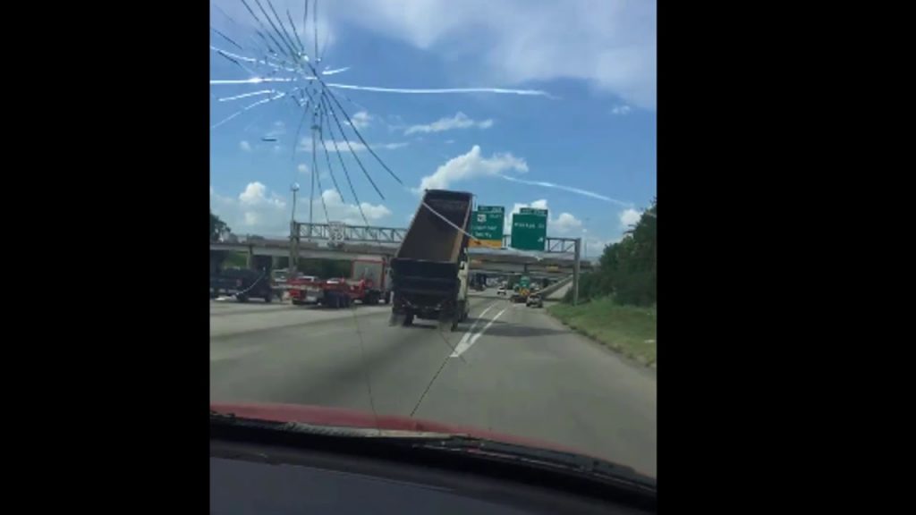Vergeten laadbak zorgt voor ellende op snelweg
