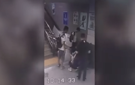 Vrouw valt in gat in een metrostation