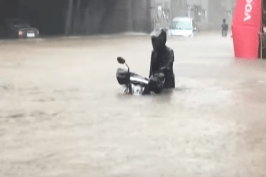 Heftige moessonregen verlamt Bombay