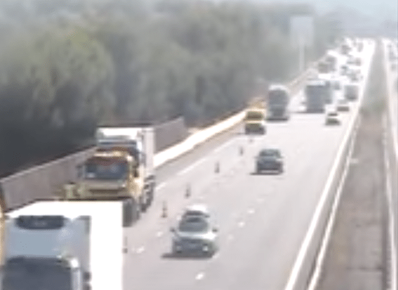 Vrachtenwagen knalt op wegwerkvoertuig op Franse snelweg