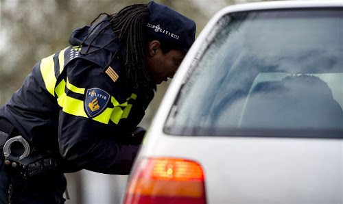 Snelheidsduivel loopt tegen de lamp