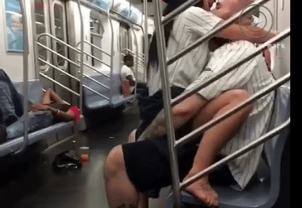 New York Yankee fans doen vluggertje in metro