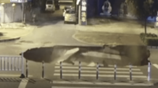 Sinkhole in China eet scooterrijder op