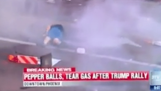 Anti-Trump activist krijgt traangas granaat op zijn kruis