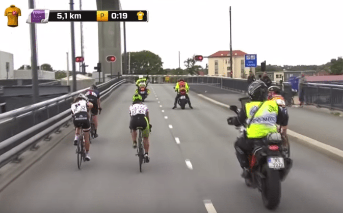 Brug op parkoers gaat open tijdens dameswielrenwedstrijd