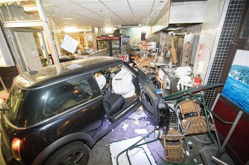 Joyrider (14) rijdt kebabzaak binnen